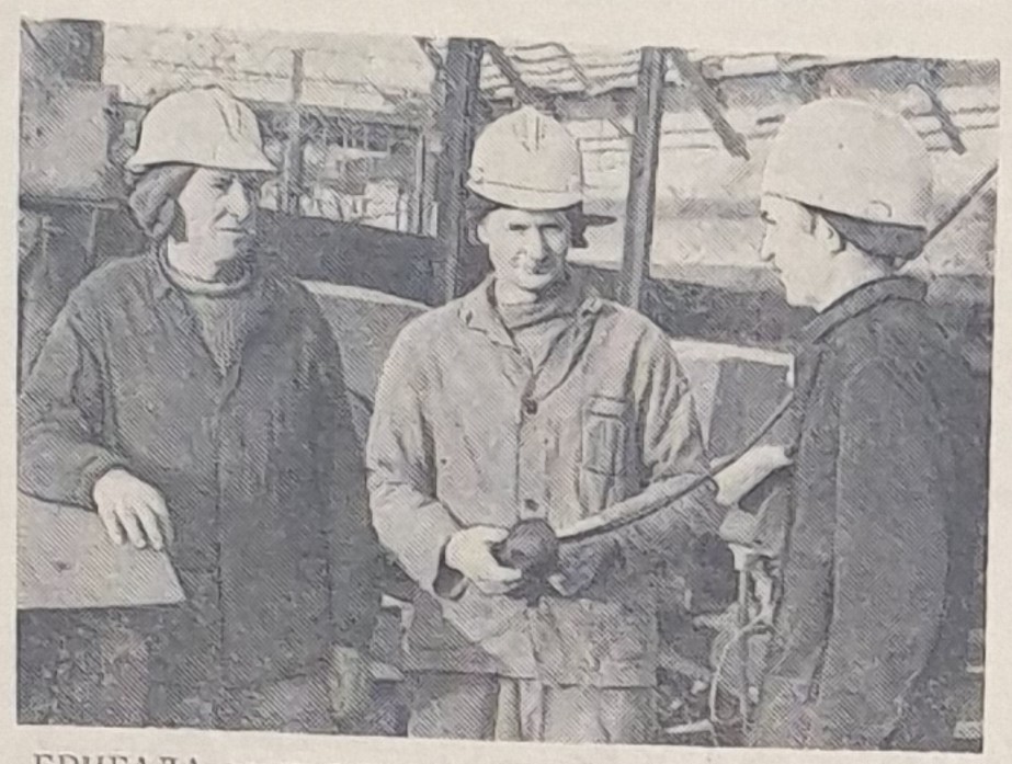 машинист портального крана А.Н. Мазалев (справа), выгрузчики древесины А.А. Луковицкий и М.П. Игнатьев