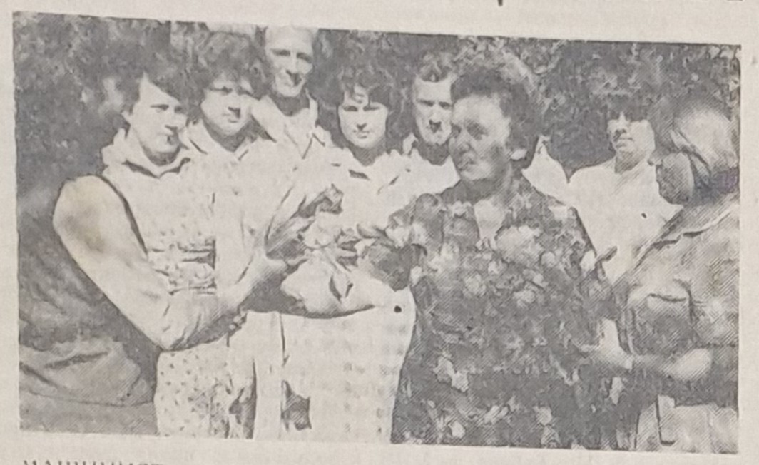 На снимке: учитель русского языка и литературы Н.Н. Афонина среди группы выпускников 1983 года.