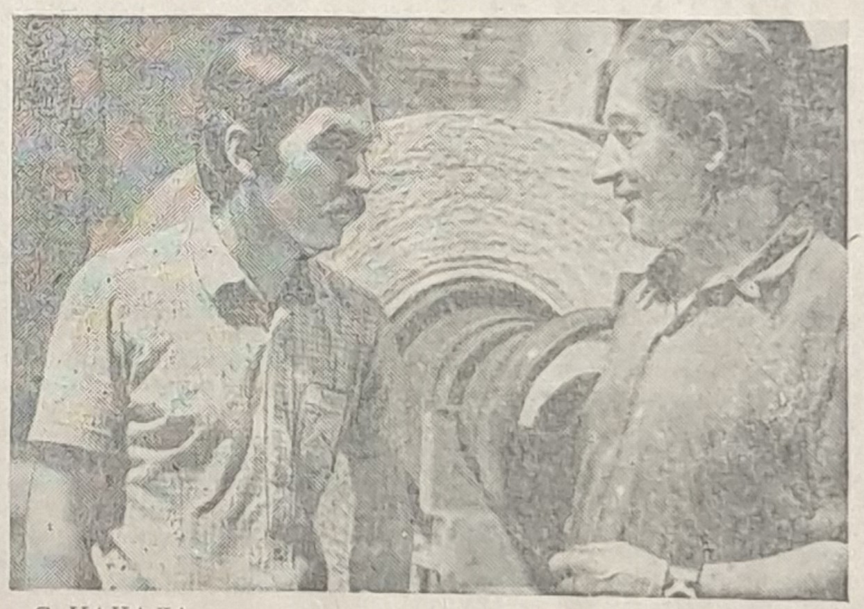 машинисты буммашины коммунист Н.В. Смирнов (справа) и пресспата В.В. Данилов - ведущие специалисты передовой смены