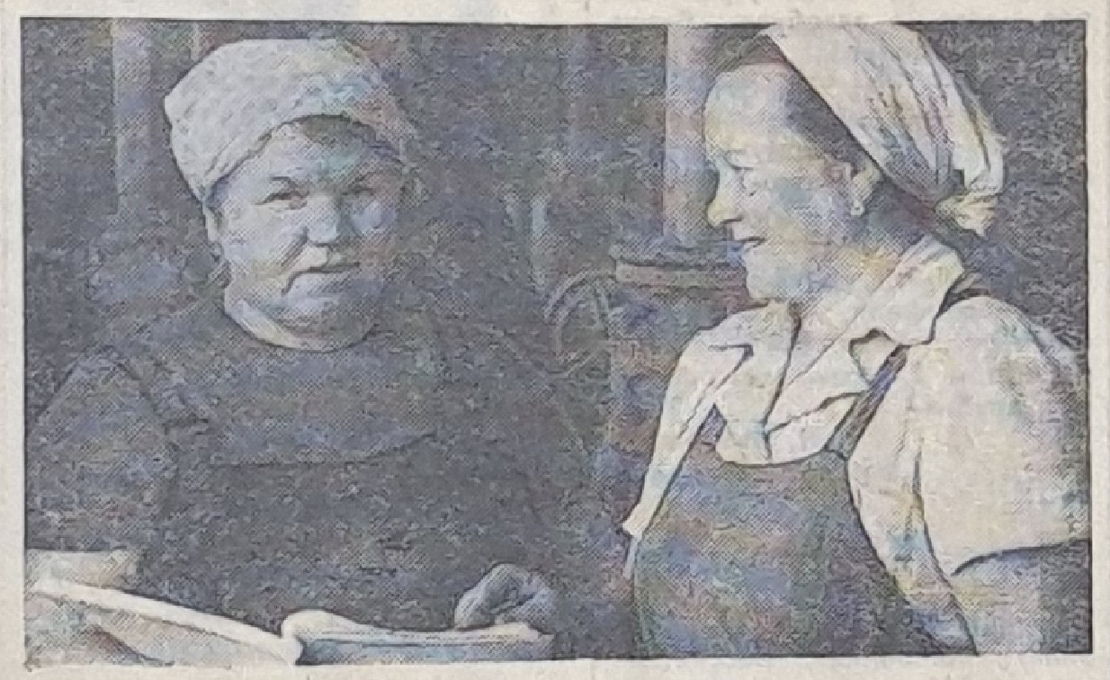 сепараторщица Н.С. Петрова (слева) и оператор Р.Д. Алексахина.