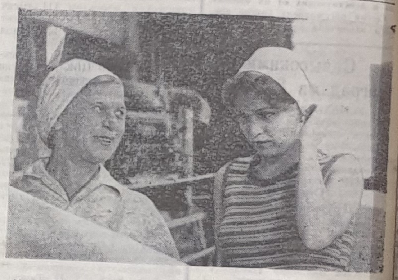 Ударник коммунистического труда резчик продольно-резательного станка Марфа Ивановна Петрова (слева) в свое время была наставником Веры Сенчихиной