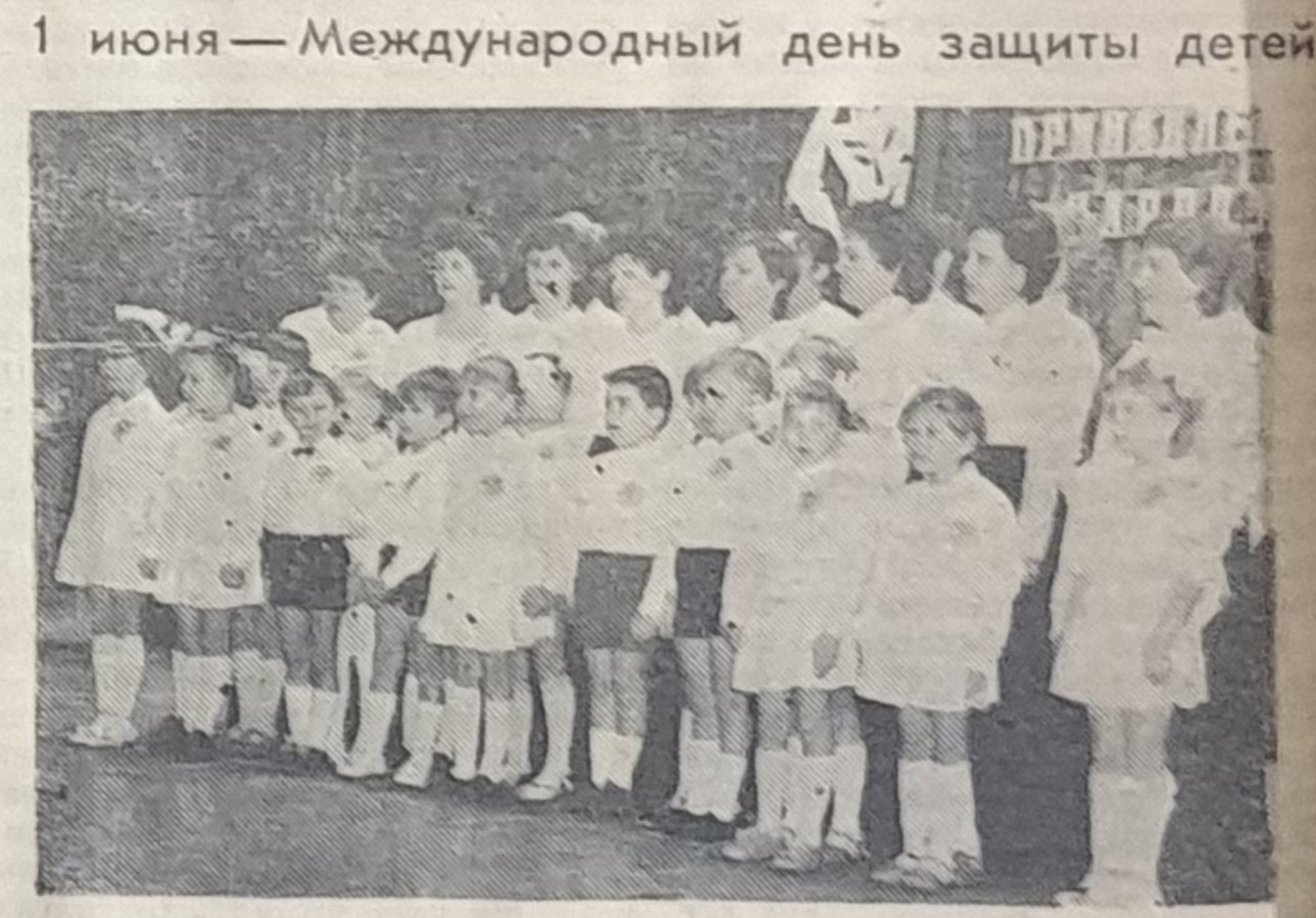 хор детских садов Сясьстроя выступает на смотре-конкурсе, посвященном недавнему партсъезду