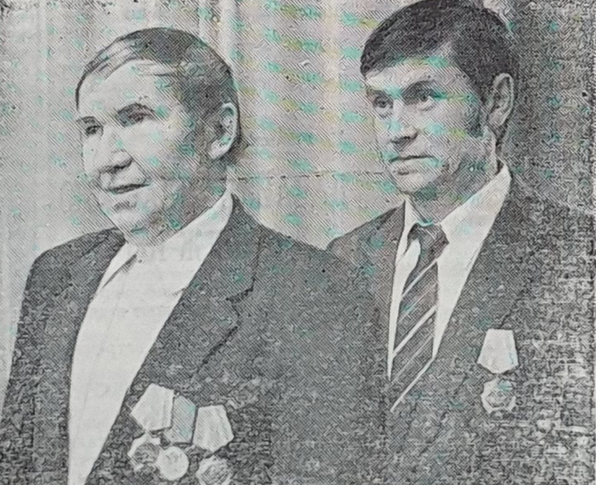 старшие машинисты буммашин фабрики СББ Василий Павлович Егоров (слева) и Виктор Сергеевич Фомин