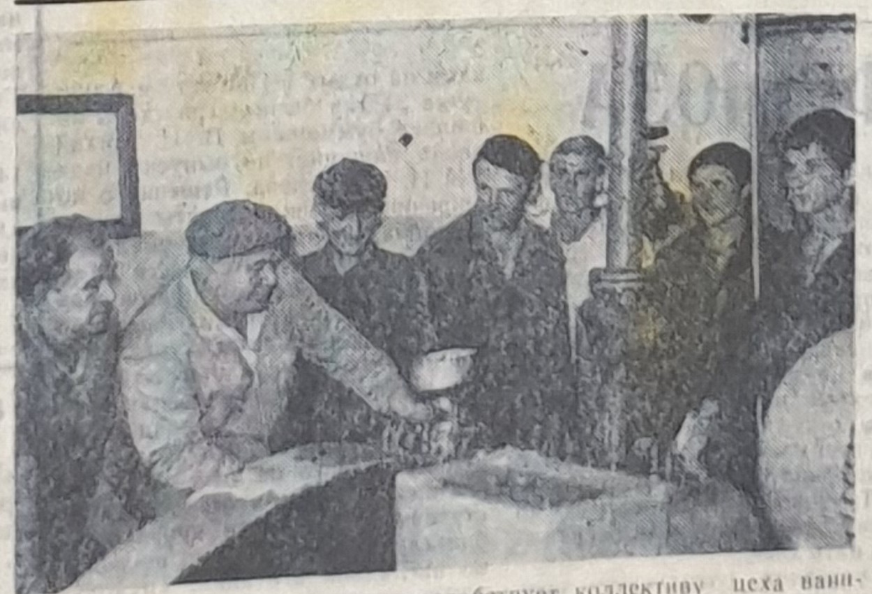 В центре - слесарь Н.А. Кислов обучает товарищей по цеху передовым методам труда