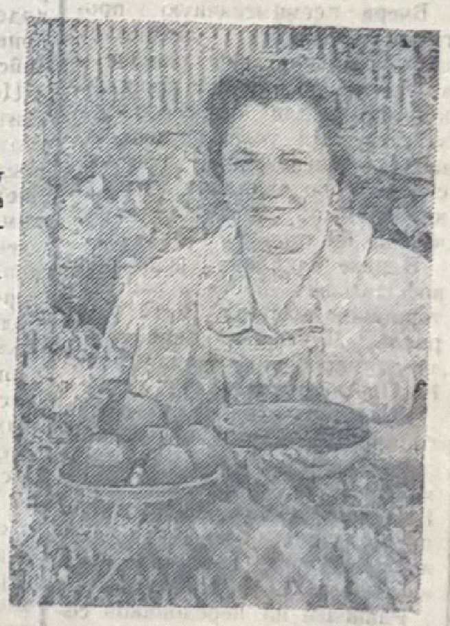 Лидия Ивановна, мастер отбельного цеха, с огурцами и помидорами, только что снятыми с грядок