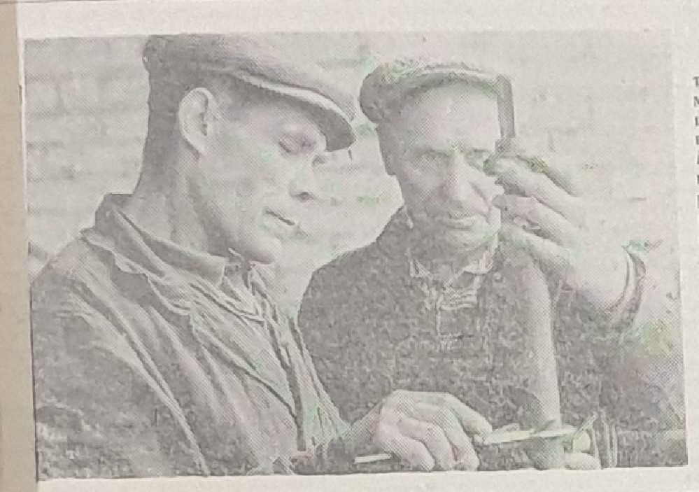 слесарь Федор Михайлович Нестеров (слева)