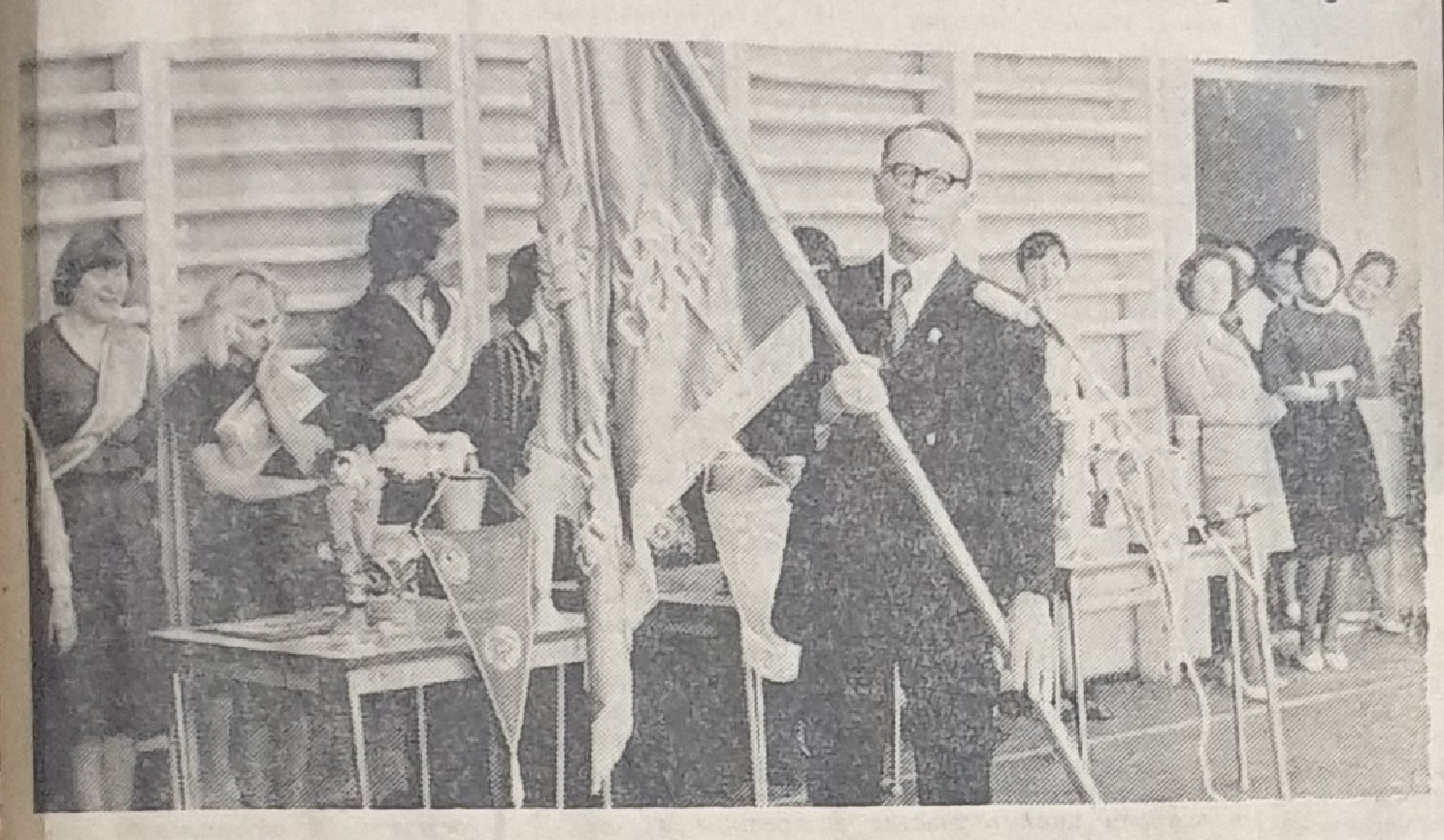 директор училища В.И. Воронин со знаменем ЦК ВЛКСМ, которое вручили училищу первого сентября