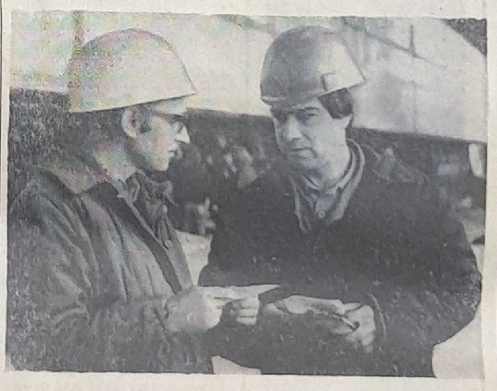 старший инженер-электрик фабрики Б.М. Харитонов (слева) и электромонтер Г.В. Силаев
