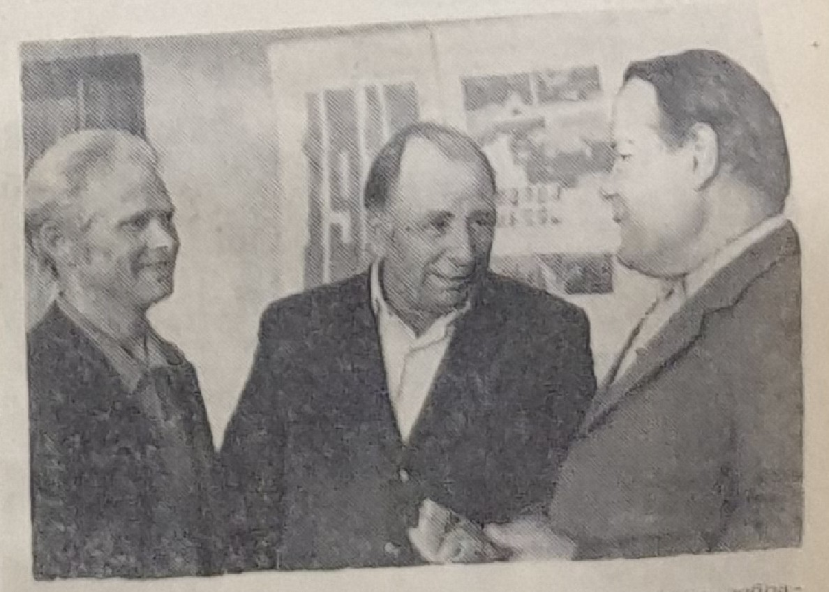 Коммунисты плотник В.Ф. Пашурин (слева), электромонтер Н.И. Алексеев и слесарь Ю.А. Веселов