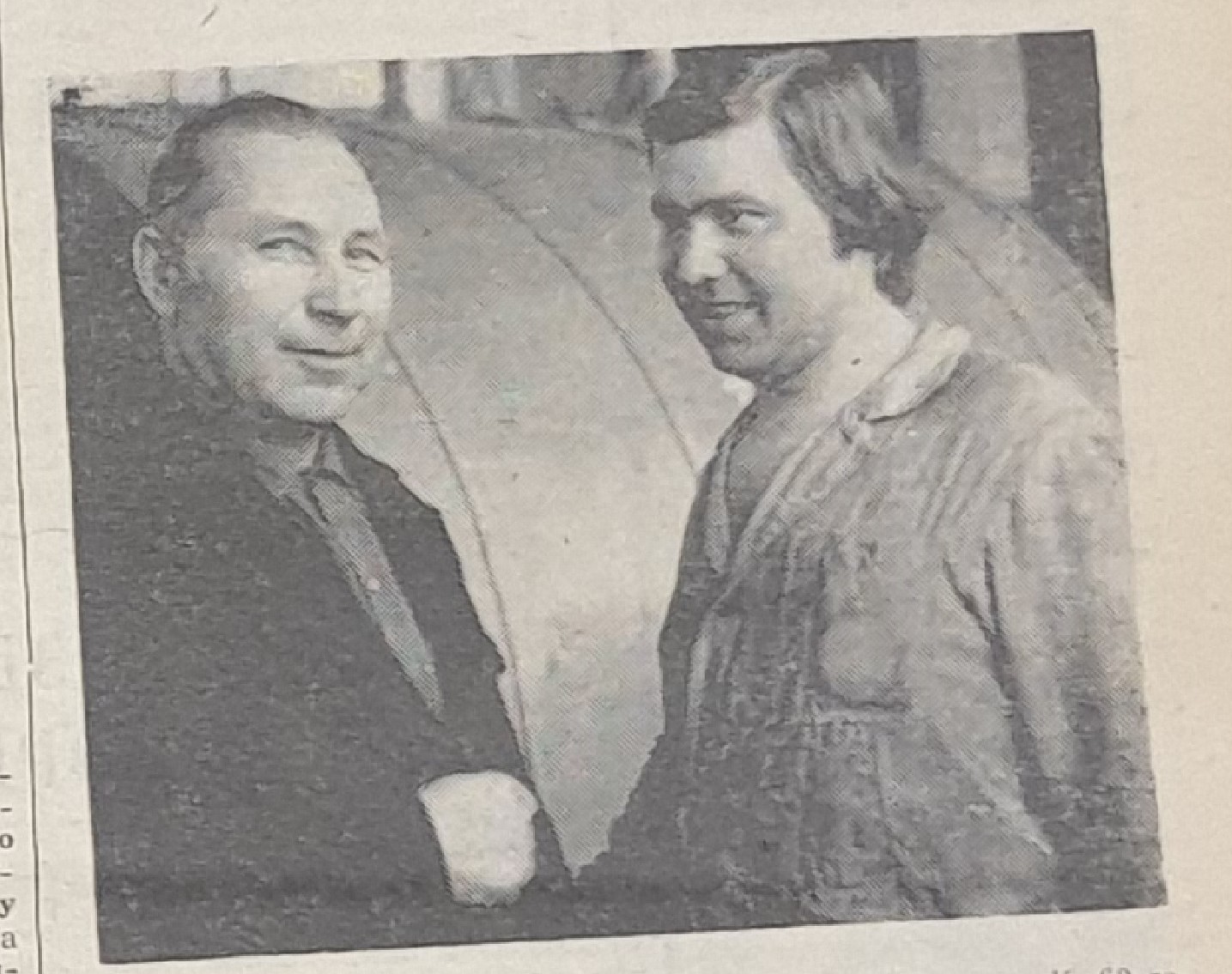 начальник смены ТЭС Борис Михайлович Ванюшов (слева) и машинист паровых котлов Вячеслав Ефимович Пелюшов