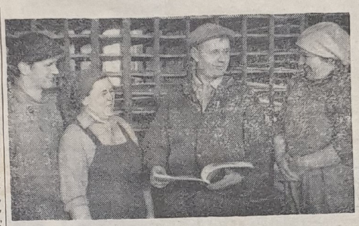 (слева направо): кочегар Н.В. терехин, машинист прессоотливной машины А.Г. Фокина, бригадир В.Д. Фокин и рафинерщица М.Я. Серякова