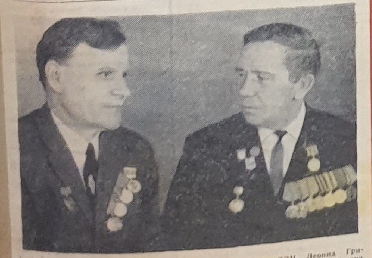 Леонид Григорьевич Кондратьев (на снимке слева) и старший варщик Виктор Алексеевич Иванов