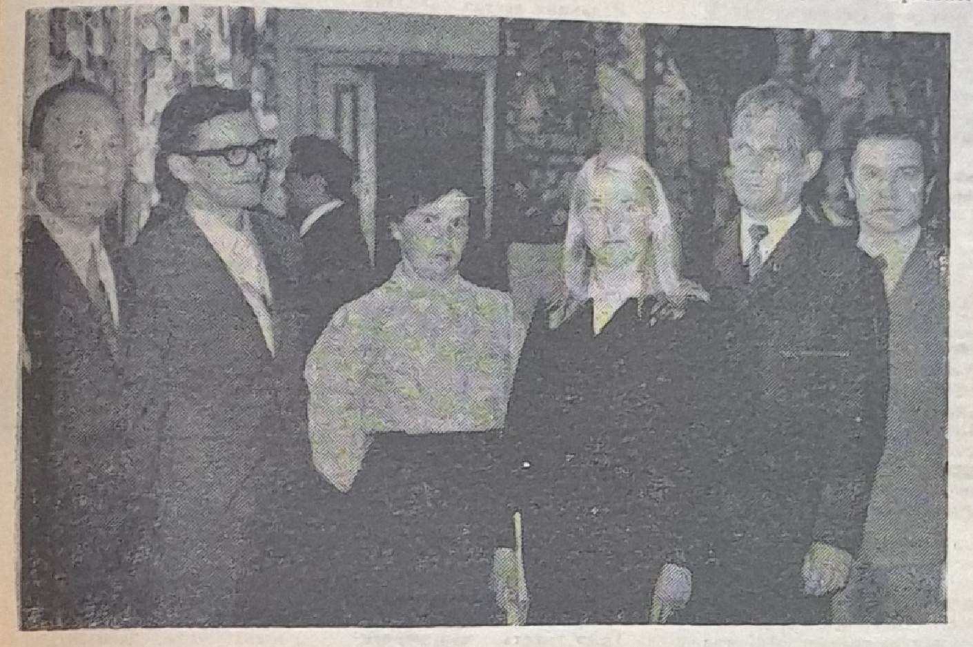 Г.В. Журавлева среди избирателей - четвертая слева