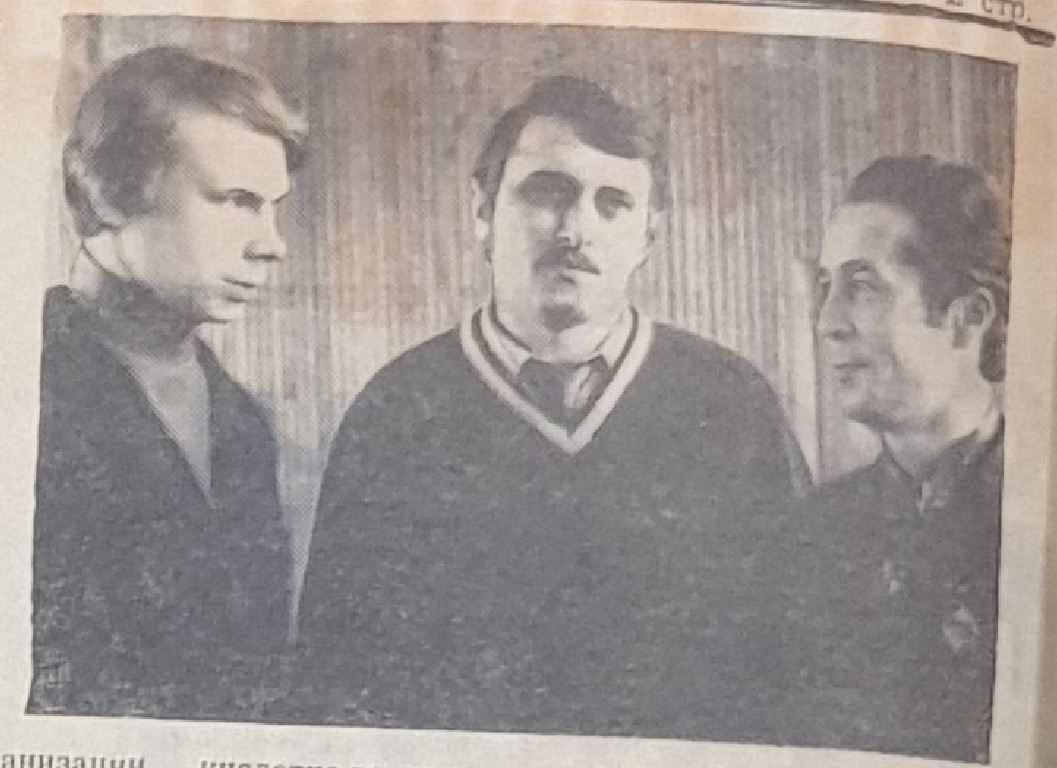 слева направо: редакторы стенгазет "Металлист" и "Приборист" В.И. Кабаков, О.Р. Шахназаров и член редколлегии стенгазеты "Оператор" С.К. Лисицын
