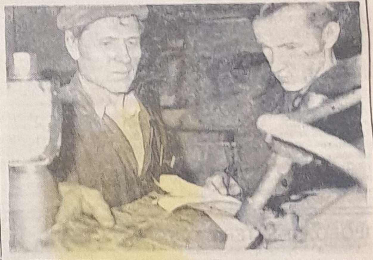 Активными рационализаторами коллектива ЦРМ зарекомендовали себя слесарь В.И. Гамазин (слева на снимке В. Кабакова) и механик В.В. Мошников