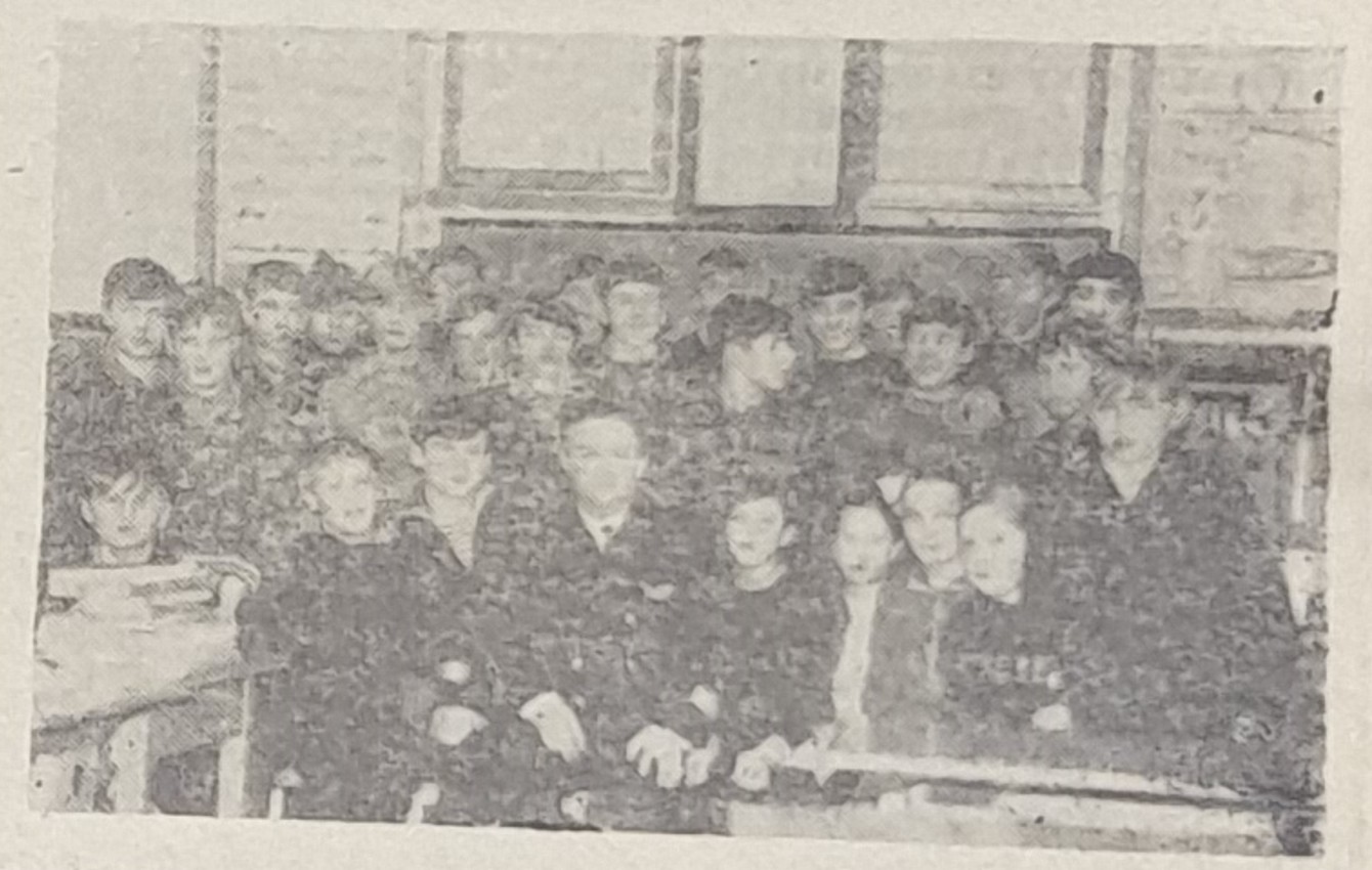 встреча юных моряков с бывшим членом клуба, ныне студентом ВВМУ Юрием Панус (сидит второй в первом ряду слева)