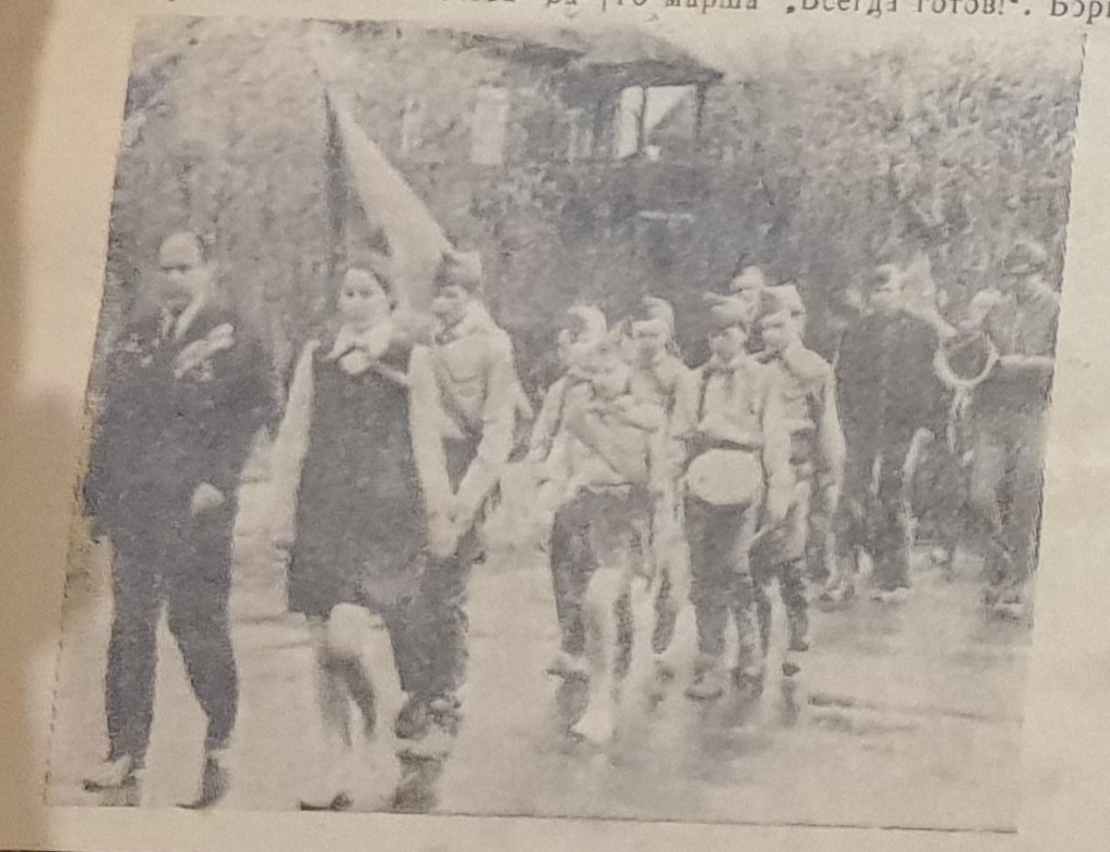 знаменосцы сясьстройской средней школы, возглавляющие колонну на марше