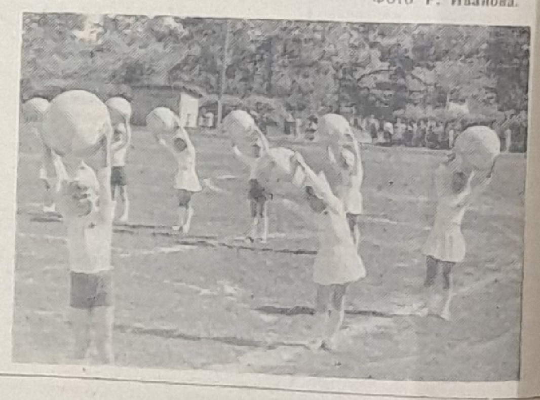 малыши из детского сада "Звездочка" на спортивном празднике