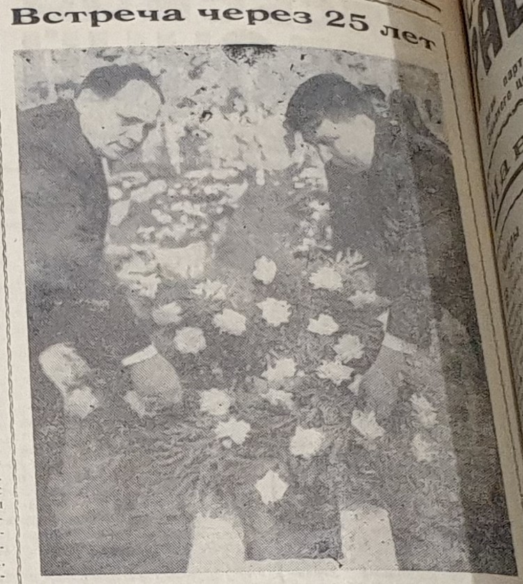 М.П. Корочкин (слева) и Г.Я. Яковлев на Сясьстройском братском кладбище возлагают венок на могилу неизвестного солдата