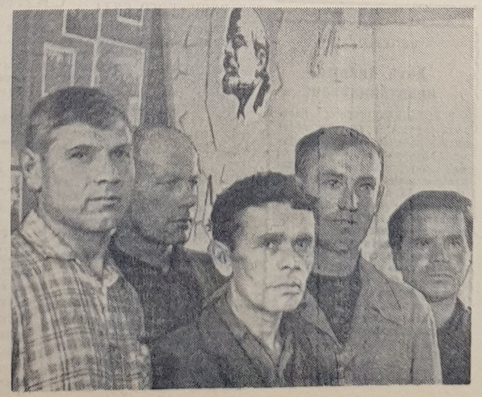 (слева направо) - слесаря В.И. Гамазина, электросварщика В.Н. Андреева, слесарей-монтажников А.И. Юдина и Ю.А. Гаврилова и токаря Б.Т. Зарецкого.