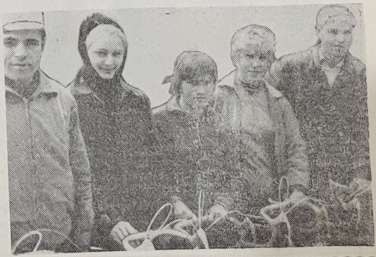 На снимке Р. Иванова вы видите основной костяк команды: (слева направо) Г. Занцинского, П. Григорьеву, Л. Савельеву, Н. Савельеву, А. Никитина.